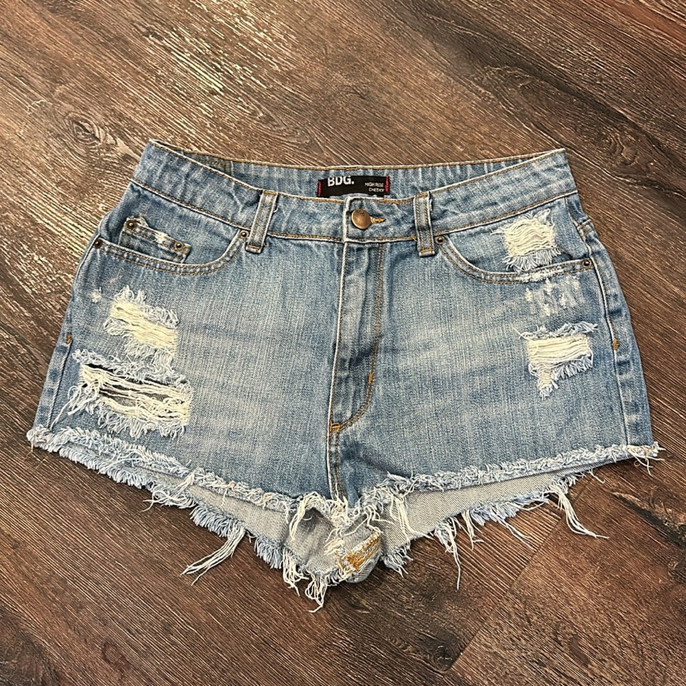 BDG HIGH RISE CHEEKY DENIM SHORTS 31